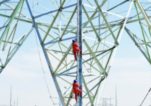 高空防墜器和電力工人解決偏遠(yuǎn)山區(qū)用電問題